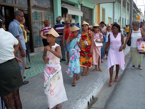Almas cubanas, vestidas de vietnamitas, abren la V Jornada “José Martí-Ho Chi Minh” - ảnh 1