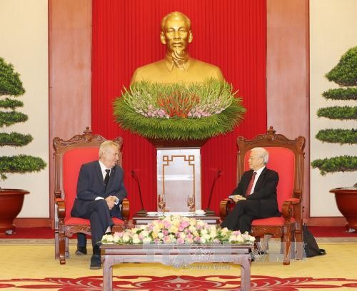 Líder político de Vietnam recibe al presidente checo - ảnh 1