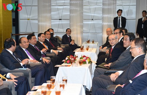 Primer ministro vietnamita se reúne con empresarios japoneses - ảnh 1