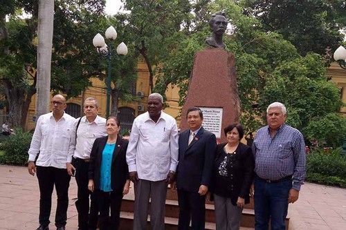 Delegación parlamentaria cubana rinde tributo a Martí y Ho Chi Minh - ảnh 1