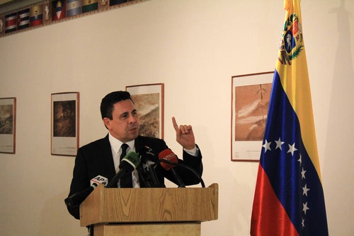 Gobierno venezolano condena el ataque de un helicóptero robado contra sedes estatales - ảnh 1