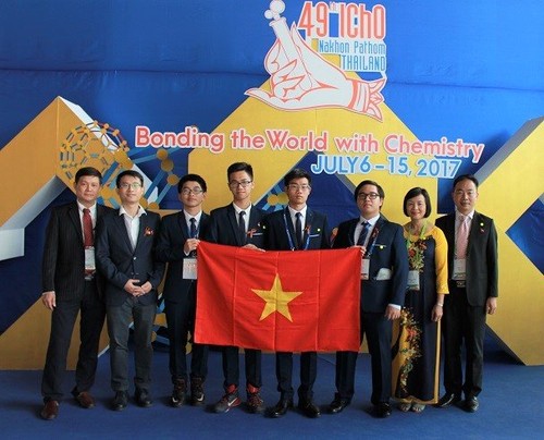 Alumnos vietnamitas conquistan 3 medallas de oro en Olimpiada Internacional de Química 2017 - ảnh 1