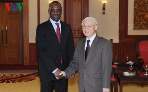 Lider partido vietnamita recibe a altos dirigentes de Laos y Mozambique - ảnh 1