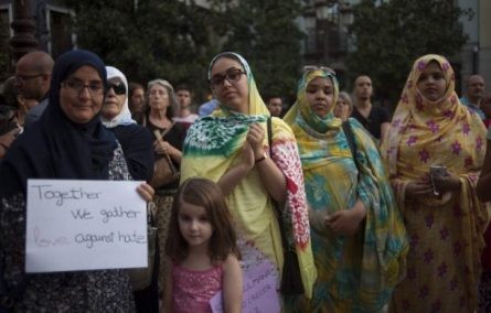España: 200 musulmanes se manifiestan en Granada por la paz  - ảnh 1