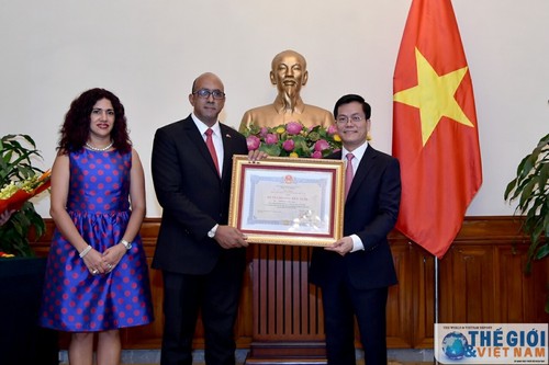   Embajador cubano en Vietnam condecorado con la Orden de Amistad - ảnh 1
