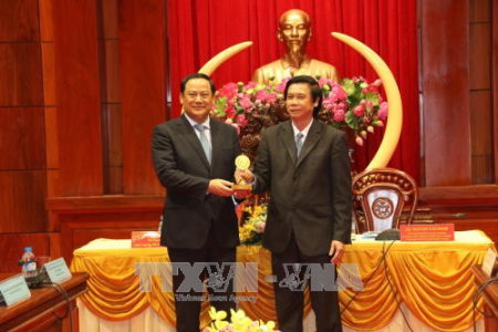Viceprimer ministro de Laos continúa su gira por el Sur de Vietnam - ảnh 1