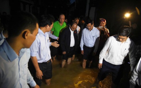 Compatriotas de la región central de Vietnam superan consecuencias del huracán Damrey - ảnh 1