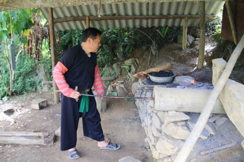 Secretos de la herrería tradicional de la etnia Mong - ảnh 1