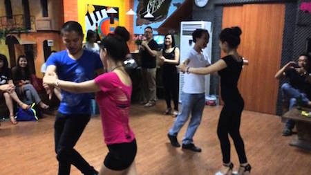 La moda de bailar salsa en Hanói - ảnh 1