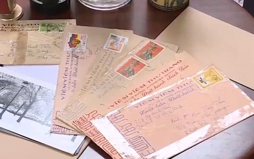 Cartas escritas a mano durante cien años, en una exposición en Hanói - ảnh 1