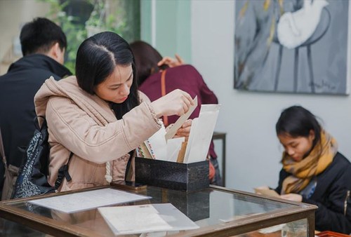 Cartas escritas a mano durante cien años, en una exposición en Hanói - ảnh 2