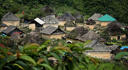 Las singulares casas de tierra del grupo étnico Ha Nhi Den en Lao Cai - ảnh 3