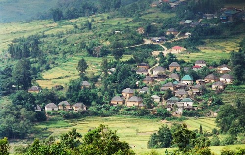 Las singulares casas de tierra del grupo étnico Ha Nhi Den en Lao Cai - ảnh 1
