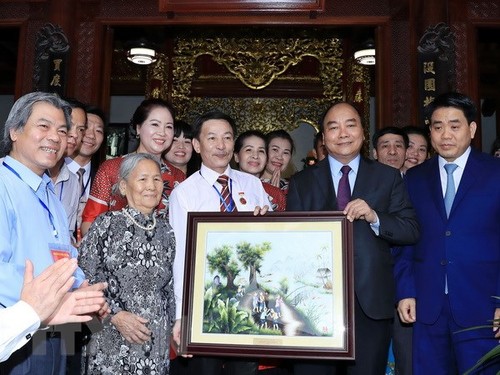 Primer ministro vietnamita visita famosa aldea ceramista de Bat Trang - ảnh 1