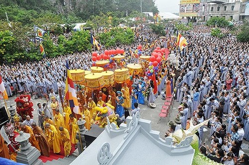 Miles de personas participan en la festividad en homenaje al bodhisattva Kuanyin en Da Nang - ảnh 1