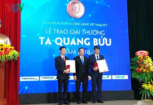 Entregan el premio Ta Quang Buu 2018 a tres científicos vietnamitas - ảnh 1