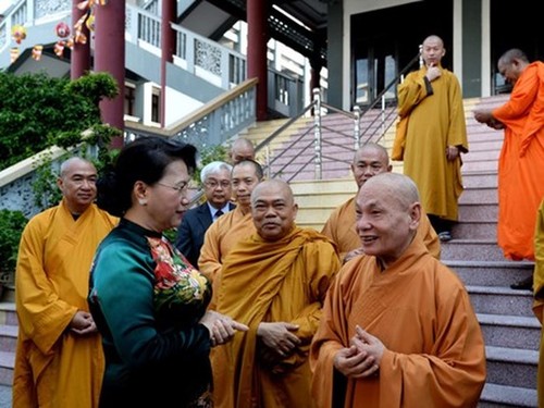 Dirigentes vietnamitas prometen garantizar la libertad de credo y religión de los ciudadanos - ảnh 1