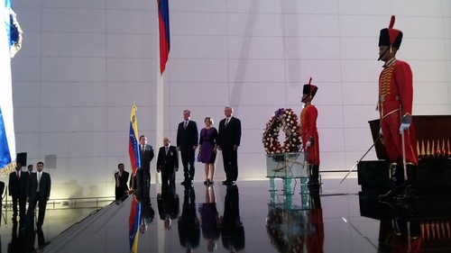 Presidente cubano rinde honores a Simón Bolívar en su visita a Venezuela - ảnh 1