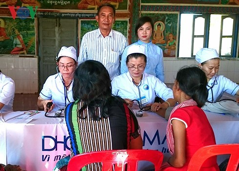 Agradecimiento del pueblo camboyano hacia médicos voluntarios vietnamitas - ảnh 1