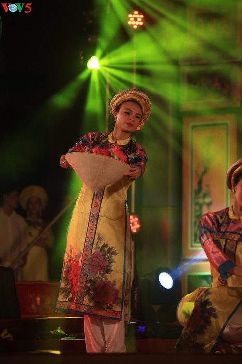 Enaltecen la belleza del canto religioso Chau Van en la comunidad vietnamita - ảnh 3
