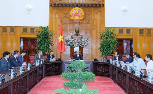 Primer ministro vietnamita se reúne con inversionistas interesados en planta eléctrica en Bac Lieu - ảnh 1