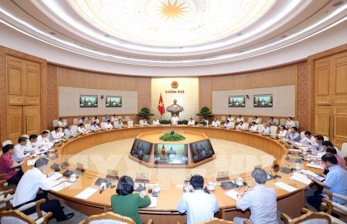 Primer ministro vietnamita dirige proceso de desarrollo socioeconómico nacional - ảnh 1
