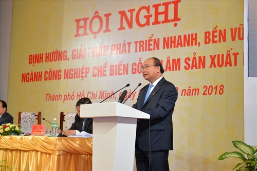 Premier vietnamita pide mayores esfuerzos del sector silvícola para elevar valor exportador  - ảnh 1