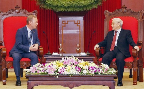 Líder político vietnamita recibe al nuevo embajador del Reino Unido - ảnh 1