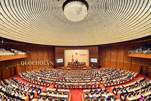 Parlamento vietnamita continúa debates sobre planes del desarrollo socioeconómico - ảnh 1