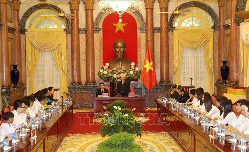 Líder del Partido Comunista y del Estado de Vietnam enaltece a los alumnos sobresalientes - ảnh 1