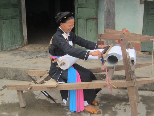 Artes textiles tradicionales de los Cao Lan en la provincia de Bac Giang - ảnh 2