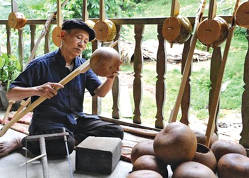 Arte de fabricar el instrumento musical Dan Tinh de los étnicos Tay en Bac Giang - ảnh 2