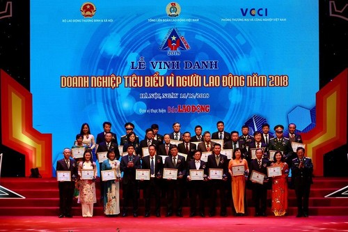 Honran a empresas vietnamitas con grandes aportes al beneficio de los trabajadores - ảnh 1