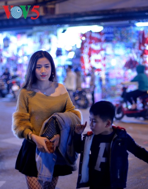 Ambiente navideño de Hanói - ảnh 12
