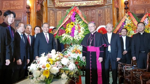Dirigente visita y felicita a la comunidad católica vietnamita en vísperas de la Navidad - ảnh 1