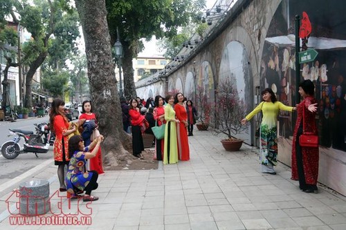 Los hanoyenses celebran el Año Nuevo - ảnh 2