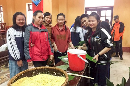 Empaquetar pastel del Tet: una manera de disfrutar la cultura vietnamita - ảnh 1
