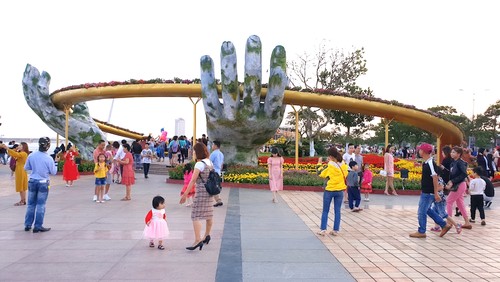 Aumenta el número de visitantes a Hue, Da Nang y Quang Nam los primeros días del Año Nuevo Lunar - ảnh 1