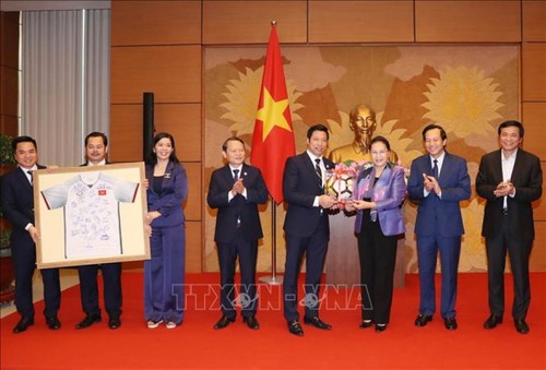 Presidenta del Parlamento vietnamita entrega aporte empresarial a actividades comunitarias - ảnh 1