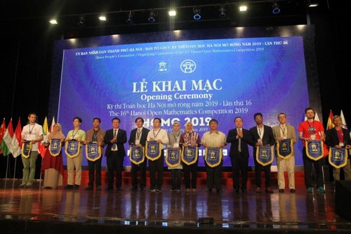 Alumnos vietnamitas y extranjeros participan en concurso abierto de Matemáticas Hanói 2019 - ảnh 1