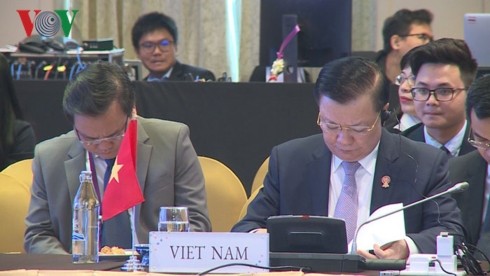 Vietnam participa en conferencia de ministros de Finanzas de Asean en Tailandia - ảnh 1