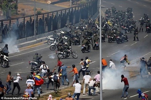 Diversos países del mundo rechazan el golpe de Estado en Venezuela - ảnh 1