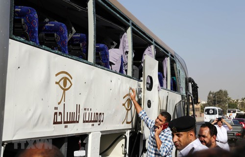 Autobús con turistas es blanco de un ataque con bomba en Egipto - ảnh 1