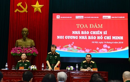 Celebran coloquio “Periodistas-soldados siguen el ejemplo de Ho Chi Minh” - ảnh 1