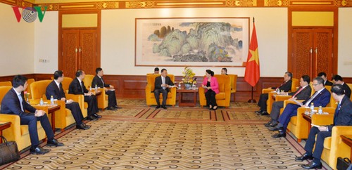 Presidenta del Parlamento vietnamita se reúne con representantes de empresas líderes de China - ảnh 1