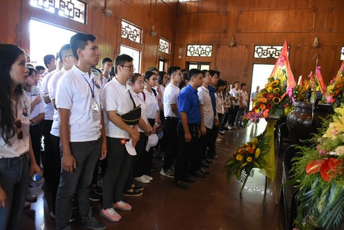 Jóvenes expatriados de Vietnam visitan tierra natal del presidente Ho Chi Minh - ảnh 1
