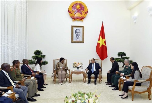 Recibe primer ministro vietnamita a jefa del cuerpo castrense de Sudáfrica - ảnh 1