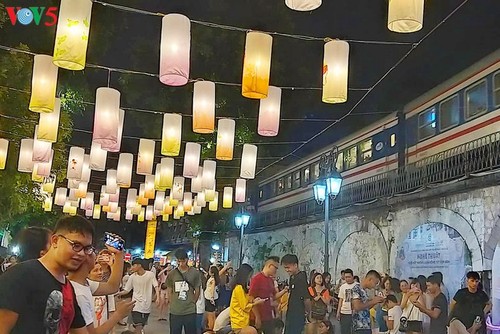 Animado ambiente de la Fiesta del Medio Otoño en Hanói - ảnh 2