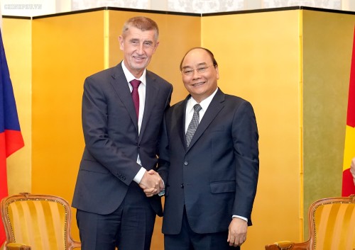 Premier vietnamita se reúne con dirigentes europeos en Tokio - ảnh 1