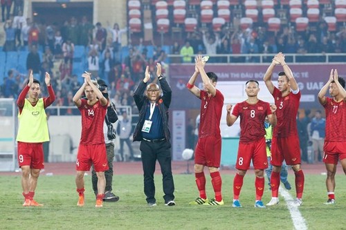 Periodistas surcoreanos impresionados ante pasión de fanáticos vietnamitas por el fútbol - ảnh 1